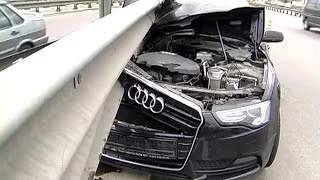 Audi Влетел в Отбойник. Водителя Увезла Скорая.