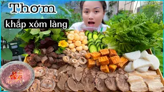 3 phần bối rối 7 phần hoang mang của bác hàng xóm trước mâm bún đậu mắm tôm nhà Q