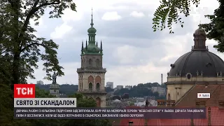 Новини України: у Львові дівчата влаштували гулянку на меморіалі Героям "Небесної сотні"