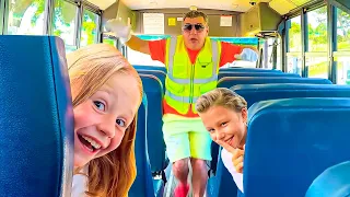 Nastya y Stacy aprenden las reglas de seguridad en el autobús. Buen comportamiento para los niños