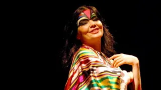 Björk | Earth intruders | Lyrics