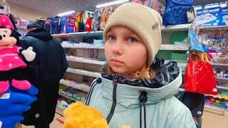 Алиса купила НОВЫЙ РЮКЗАК и ПЛАТЬЕ на праздник! Alice bought a new backpack in shop !