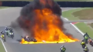 Espectacular accidente en una carrera de motos en España