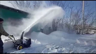 Снегоуборщик Huter 4100 в работе