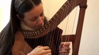 Maite Itoiz playing the Lautenharfe (lute harp)