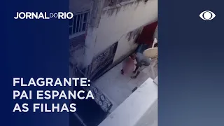 Pai é flagrado espancando filhas