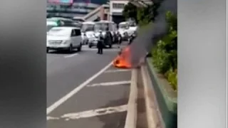 Motorsiklo, biglang nagliyab sa highway