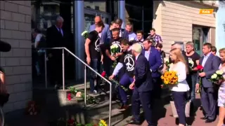 Киевляне несут цветы к посольству Нидерландов