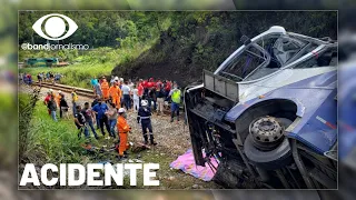 18 mortos em acidente: voluntários contam como foi resgate às vítimas