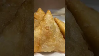 Samosa #shorts #youtubeshort #ytshorts #shortsfeed #whatsappstatus #viral  #streetfood #reels #story