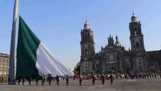 Izamiento de la Bandera Nacional en el Zócalo de la Ciudad de México