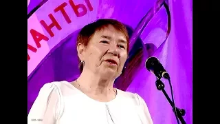 Валентина Ливчикова читает свои стихи. Сидели женщины за праздничным столом. Грибановка. 2016