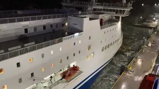 Finnlines M/S Finnfellow glider in till Kaj i Naantali