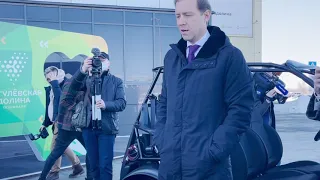 Глава Минпрома России Денис Мантуров проводит тест-драйв тольяттинского электрокара Zetta