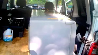 Как правильно перевозить холодильник в машине при переезде: лежа на боку или стоя?