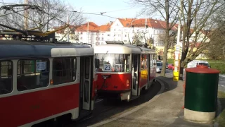 Odjezd tramvaje ze zastávky Královka