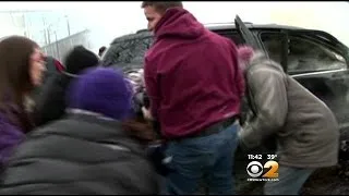 Video Of Good Samaritans In Chicago Helping Teen In Burning Car