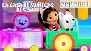 Paseo en tren que brilla en la oscuridad | LA CASA DE MUÑECAS DE GABBY | Netflix