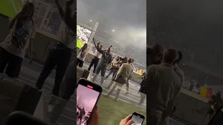 Spalletti che canta Sarò con te con i tifosi al termine della festa scudetto del Napoli