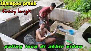 shampoo prank funny 🤣😂 laugh||funniest at the end of the video||(paling lucu di akhir video)