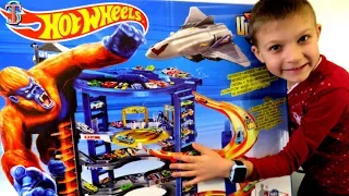 Wheels Super Ultimate Garage Playset with the MONKEY (gorilla), MEGA parking for 140 cars!