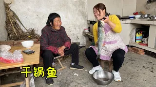 外婆喜欢吃鱼肉，外孙女炸了一条大鱼，做成干锅鱼，吃着又香又嫩