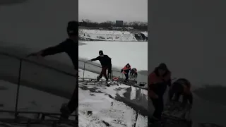 Спасение собаки из водоема