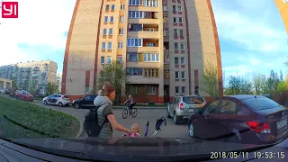 Девушка прикрывается ребенком перед авто.