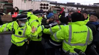 La colère des camionneurs bloqués dans le sud de l'Angleterre