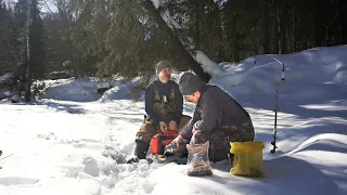 НАШЛИ ХАРИУСОВЫЙ ОМУТ! / ВЕСЕННЯЯ РЫБАЛКА ПО ОПАСНОМУ ЛЬДУ / 2 ДНЯ В ЛЕСУ / 1 Часть