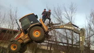 Трюкач.Забавы на экскаваторе