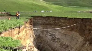 Massive sinkhole in New Zealand