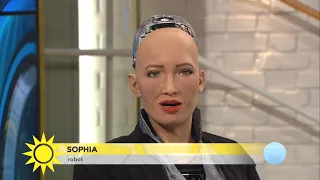 Träffa roboten Sophia: ”Jag tror hon sa: Jag älskar Sverige” - Nyhetsmorgon (TV4)