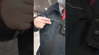 контролеры в метро штрафуют людей за маски.