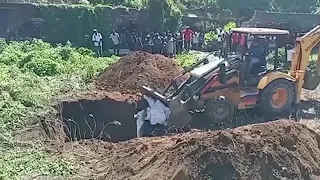 WARNING: GRAPHIC CONTENT - Victims of Haiti blast buried in mass grave