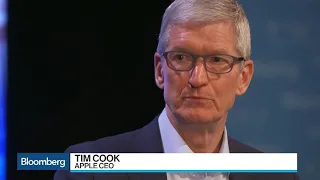 Apple CEO Told Trump Tariffs Are `Not the Right Approach'