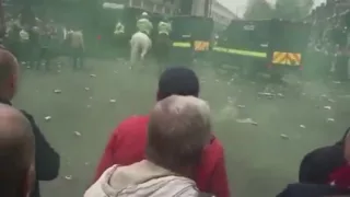 Фанаты "ВЕСТ ХЭМА"атаковали автобус "МЮ"/Fans of WEST HAM attacked the bus, "MU"