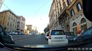 Chiede di togliersi dalla doppia fila e viene aggredito