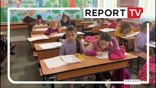 Dy motrat ukrainase strehohen në Shqipëri, nisin mësimin në gjuhën shqipe në shkollën në Vlorë