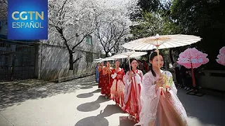 Vestir el traje tradicional chino es la nueva tendencia entre las jóvenes