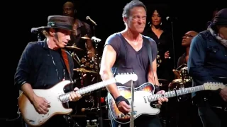 BRUCE SPRINGSTEEN, TOM MORELLO and EDDIE VEDDER !!! HIGHWAY TO HELL !!!