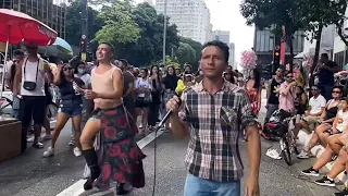 VEJA ESSE CANTOR DE PIZADINHA ARRASTAR MULTIDÃO NA AVENIDA PAULISTA COM SEU BAILARINO 💃 ALEMÃO