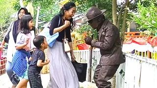 Funny statue prank video