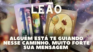 LEÃO 💎♌ ALGUÉM ESTÁ TE GUIANDO NESSE CAMINHO 🫢💫👀 MUITO FORTE SUA MENSAGEM