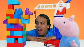 George está construindo uma torre! Peppa Pig e sua família em português.  Histórias para crianças