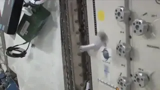 Dzhanibekov effect demonstration in microgravity, NASA.(Tennis racket theorem)