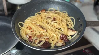 The thicker, the tastier | Spaghetti agli e olio con funghi shiitake