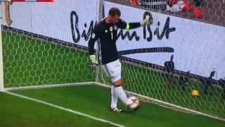 Manuel Neuer schießt sich den Ball ins Gesicht😂