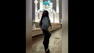 тиктокерша на фоне мечети . новости России 06 11 2021