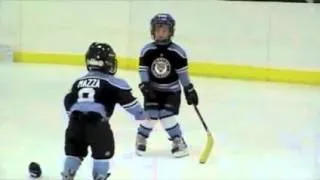 Драка детей маленьких хоккеистов, смешно смотреть!